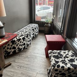 Delmonico Grill - Waiting area