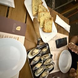 Alabote - Garlic bread  Muscles