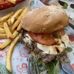 Joe Molese- The fresh deli - Burger und Pommes