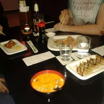 Teabox - Tom Ka (Suppe mit Kokosmilch), Gyoza (gebratene Maultaschen), gebratene Garnelen mit Knoblauch, Tofutasche... - Sushi Bars Near Me - Cologne, NW