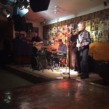 Grossman's Tavern - Porch dog choir performing - Dive Bars Near Me - Toronto, Ontario