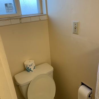 Edgewood Motel - Tiny toilet room - Hotels Near Me - Willits, California Edgewood Motel - Tiny toilet room - Hotels Near Me - Willits, California