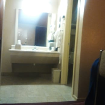 Colonial Inn - Remodeled, clean bathroom nook. - Hotels Near Me - Monahans, Texas Colonial Inn - Remodeled, clean bathroom nook. - Hotels Near Me - Monahans, Texas