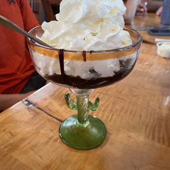 Mountainview Station - Ice cream sundae - American Near Me - Center Ossipee, New Hampshire