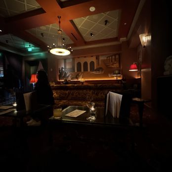 Il Premio - Waiting lounge/bar area - Italian Near Me - Atlanta, Georgia