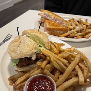 Gracie's Luncheonette - Fried Chicken Sandwich and Tuna Melt - American Near Me - Leeds, New York Gracie's Luncheonette - Fried Chicken Sandwich and Tuna Melt - American Near Me - Leeds, New York