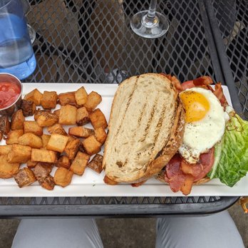 The Monkey's Paw - Weekend Brunch: BLT + E sandwich with crispy potatoes - Gastropubs Near Me - Chicago, Illinois