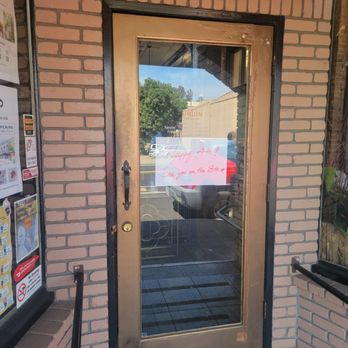 Union - Entry with closed sign posted on door - American Near Me - Oroville, California Union - Entry with closed sign posted on door - American Near Me - Oroville, California