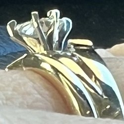 Uneven prongs, space between prong and diamond and rough edges.