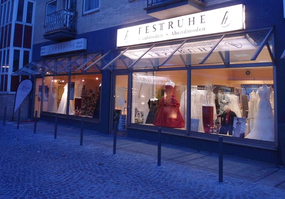 Festtruhe Bridal Offenbachplatz 3 Martinsviertel Koln Nordrhein Westfalen Germany Phone Number Yelp