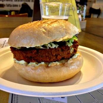 Radicetonda - Veggie Burger: burger di fagioli, soia, farina di avena + insalata, cipolla, paprika, curry, mayo vegana. Leggero e gustoso! - Vegetarian Near Me - Milan, Michigan