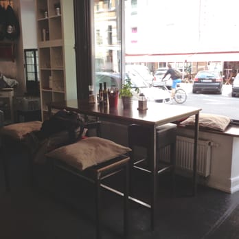 Los Navarros - Am offenen Fenster sitzen und dem Treiben auf der Merowingerstraße zusehen, macht Spaß. - Cafes Near Me - Cologne, NW