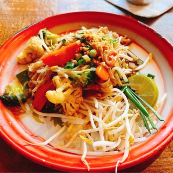 Mae Sri - Pad Thaï végétalien - Thai Near Me - Montreal, Quebec Mae Sri - Pad Thaï végétalien - Thai Near Me - Montreal, Quebec