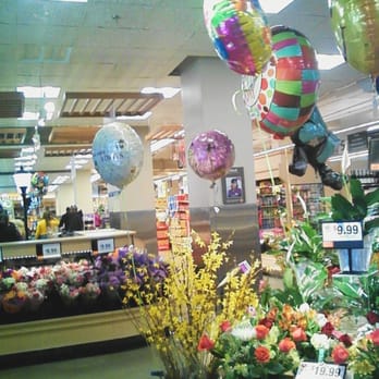 Giant - just inside the doorway is a big display of flowers and balloons - Grocery Near Me - Washington, DC, District of Columbia