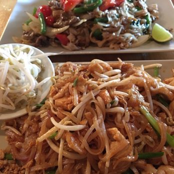 Jatujak - TOP: Pad Kee Mao w/ Beef BOTTOM: Jatujak Pad Thai w/ Chicken - Food Delivery Services Near Me - Toronto, Ontario Jatujak - TOP: Pad Kee Mao w/ Beef BOTTOM: Jatujak Pad Thai w/ Chicken - Food Delivery Services Near Me - Toronto, Ontario