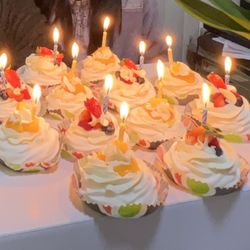 Mom’s Cakery - Pavlova cake highly recommended!!
