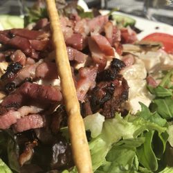 L’Émeraude - Salade envahie par les lardons
