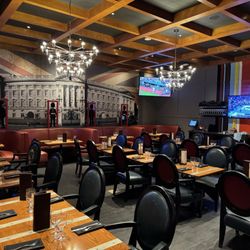 Gordon Ramsay Pub & Grill - Dining room