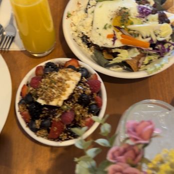 Kitchenette - Açaí bowl and chilaquiles with fresh squeezed orange juice - Breakfast & Brunch Near Me - Templeton, California Kitchenette - Açaí bowl and chilaquiles with fresh squeezed orange juice - Breakfast & Brunch Near Me - Templeton, California
