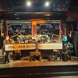 Howl at the Moon San Antonio - Rocking at Howling at the moon.