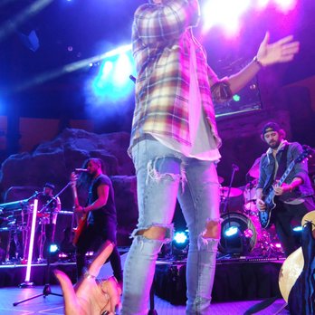 Wolf Den - My hand front row no zoom :-p - Music Venues Near Me - Uncasville, Connecticut