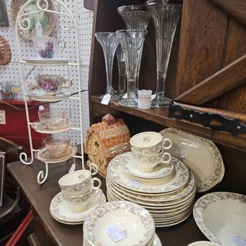 Village Antiques - Antiques Near Me - Nampa, Idaho Village Antiques - Antiques Near Me - Nampa, Idaho