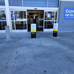 Best Buy - Northridge - The entrance