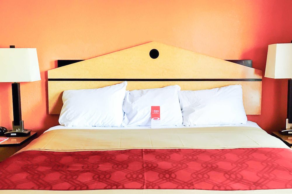 ECONO LODGE Updated June 2024 16 Photos 3022 S 1st St, Milan