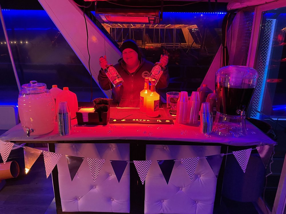 LAKE LANIER LUXURY HOUSEBOAT AND YACHT RENTALS 7650 Lanier Islands Pkwy, Buford,