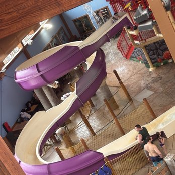 Zehnder's Splash Village - Fun slide that's appropriate for little kids and grownups - Hotels Near Me - Frankenmuth, Michigan