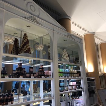 Angelina - Display inside. - Patisserie/Cake Shop Near Me - Paris, 75