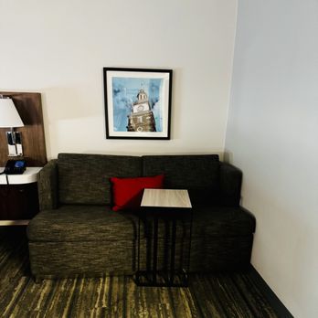 Hampton Inn Washington - The Couch - Hotels Near Me - Washington, Pennsylvania
