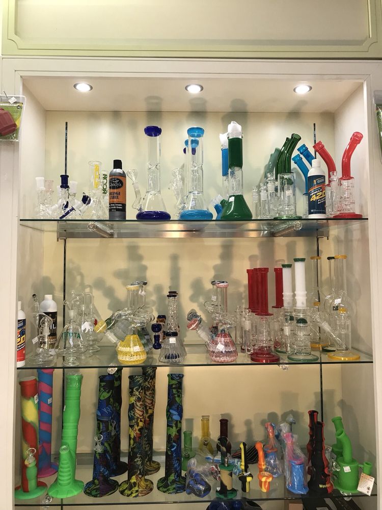 DOWNTOWN MARKET & TOBACCO Updated August 2024 36 Photos 150 2nd