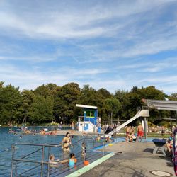 Freibad Hausen - 游泳池,有一個超刺激的溜滑梯