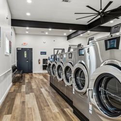 Holy Sheets Laundromat - Large and small capacity washers