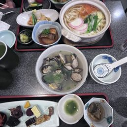 Winter special set with fish eggs in udon and sake clams