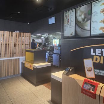 McDonald's - Plenty of workers on the back - Fast Food Near Me - Blythe, California
