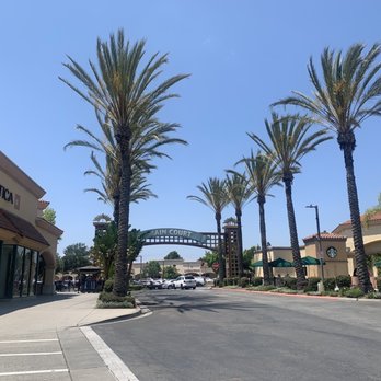 Camarillo Premium Outlets - Going to the Main Court - Shopping Centers Near Me - Camarillo, California Camarillo Premium Outlets - Going to the Main Court - Shopping Centers Near Me - Camarillo, California