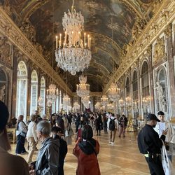 Château de Versailleo - The grandiose Hall of Mirrors