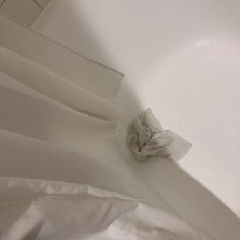 Kings Inn San Diego - Wet washcloth left in the tub from the visitor before me. - San Diego, CA