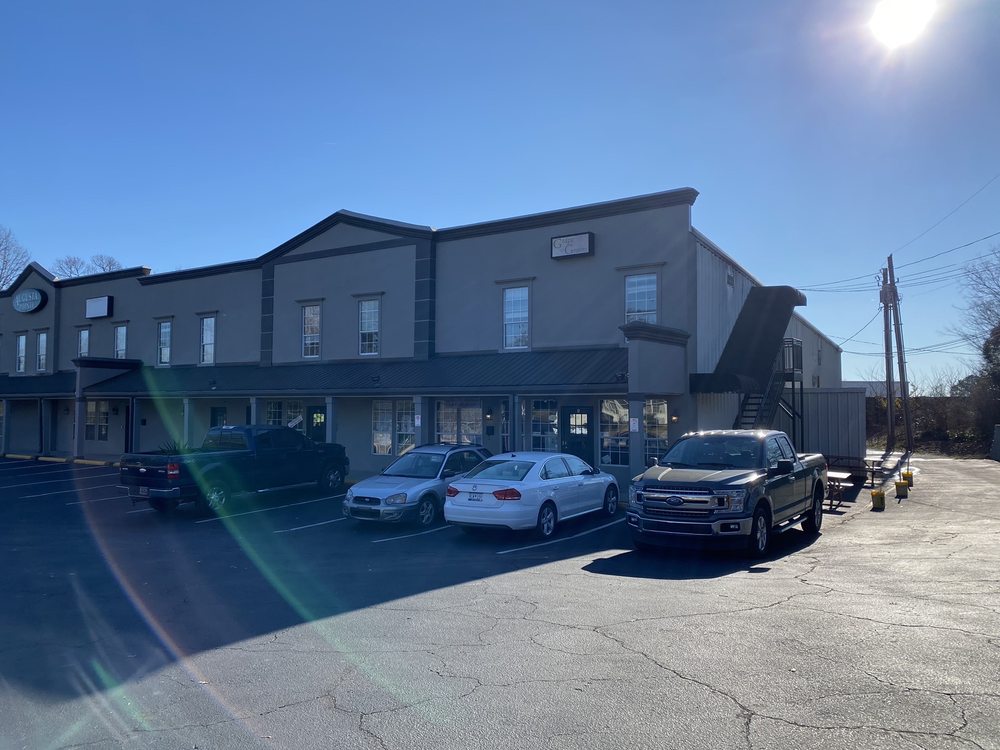 The unassuming front of Shoeless Brewing and Grape and Grain Yelp