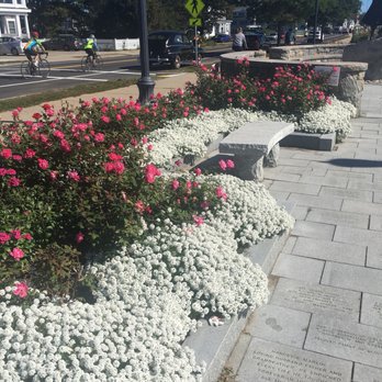 Stacy Boulevard Park - Plenty of flowers - Parks Near Me