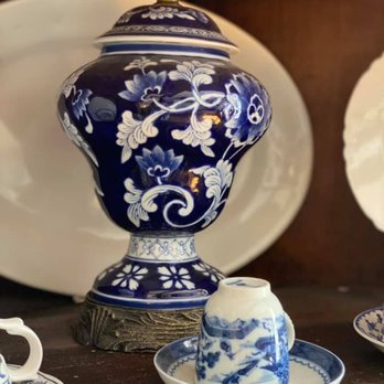 Longacre of Appomattox - European Chinoiserie ginger jar - Bed & Breakfast Near Me - Appomattox, Virginia Longacre of Appomattox - European Chinoiserie ginger jar - Bed & Breakfast Near Me - Appomattox, Virginia