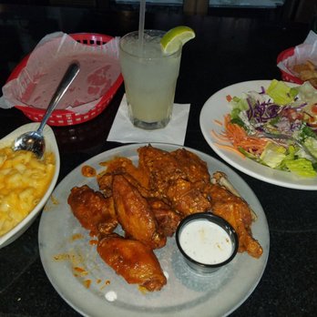 Pluckers Wing Bar - Webster - Side salad, mac n cheese, Bakers Gold and Spicy Garlic Parmesan wings, Margarita - Chicken Wings Near Me - Webster, Texas
