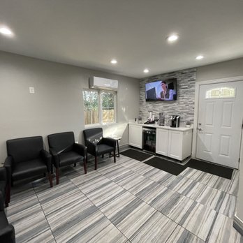 McKinney Oil X-Change - Newly decorated waiting room. - Oil Change Stations Near Me - McKinney, Texas McKinney Oil X-Change - Newly decorated waiting room. - Oil Change Stations Near Me - McKinney, Texas