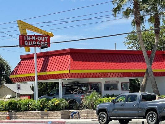 In-N-Out Burger by null