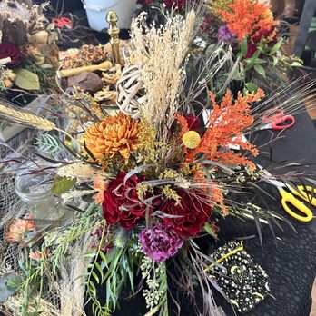 Lia's Floral Design - An arrangement I created with the guidance of Lia. She's extremely talented. So patient and quality florals - Florists Near Me