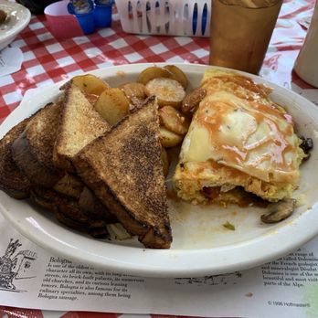 The Little Pie Shop & Cafe - Veggie omelet + tots and wheat toast - Cafes Near Me - Ashtabula, Ohio