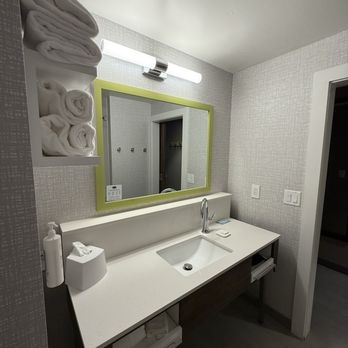 Hampton Inn Cave City - Sink bathroom - Hotels Near Me - Cave City, Kentucky