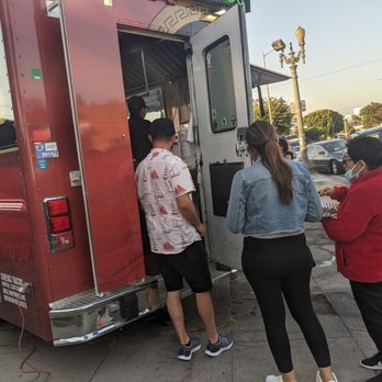 Cheo's Tacos - Friends of Cheo Tacos skipping the line of people and orders to get special treatment - Food Trucks Near Me - El Sereno, California